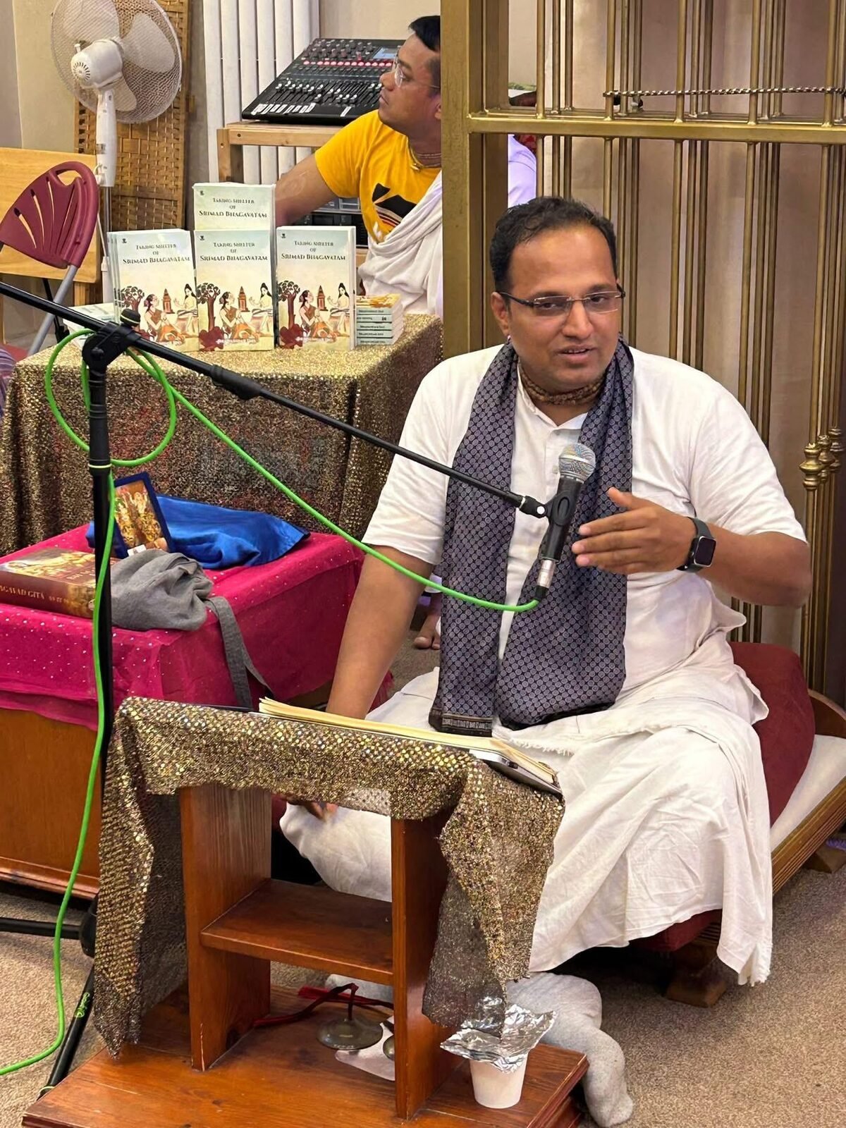 Brajsundar Das teaching a Śrīmad Bhāgavatam class