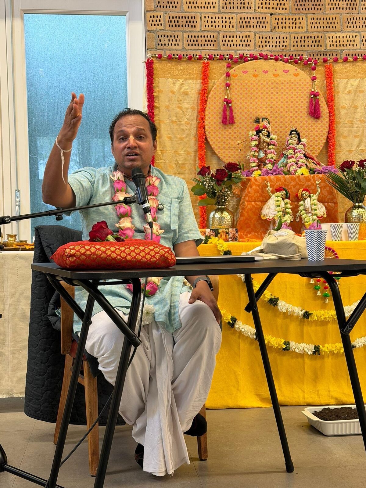 Brajsundar Das teaching in front of the temple altar